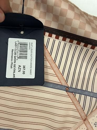 qadın baş ortuyu: Louis Vuitton köynək - Material: 100% ipək (etiketli) Etiketi — 7