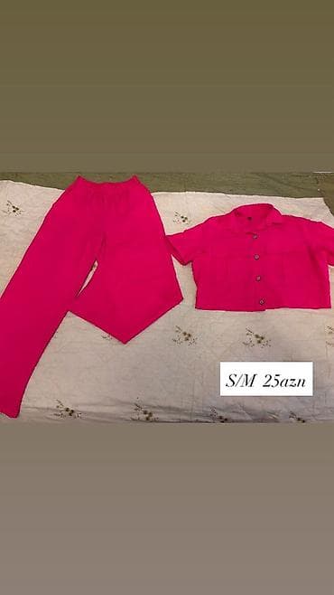 Parlaq çəhrayı iki hissəli dəst: - Qısaqol, qısa kəsim köynək: önündə — 1