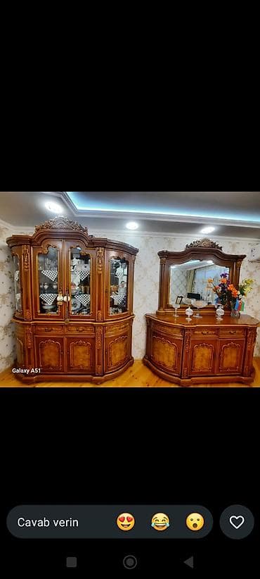 Klassik üslubda qonaq otağı üçün vitrindən və konsol-güzgüdən ibarət