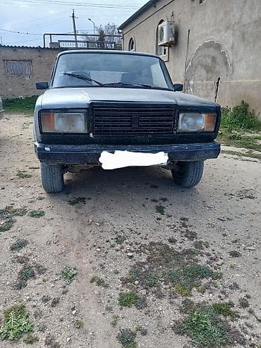 lada priora 2018: VAZ 2107 sedan - Kuzov: 4 qapılı, qara rəng. Ön radiator barmaqlığı — 1