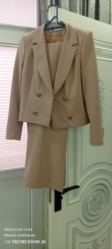 Baş geyimləri: Qadın kostyum dəsti – bej rəng - Üst geyim: qısa, iki sıralı düyməli — 2