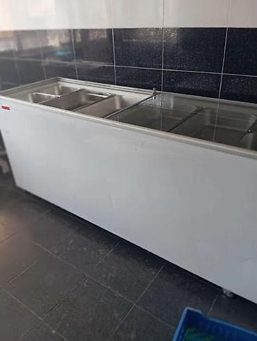 dəmir vitrin: Bu, sürüşmə şüşə qapaqları olan ağ rəngli kommersiya soyuducusudur — 7