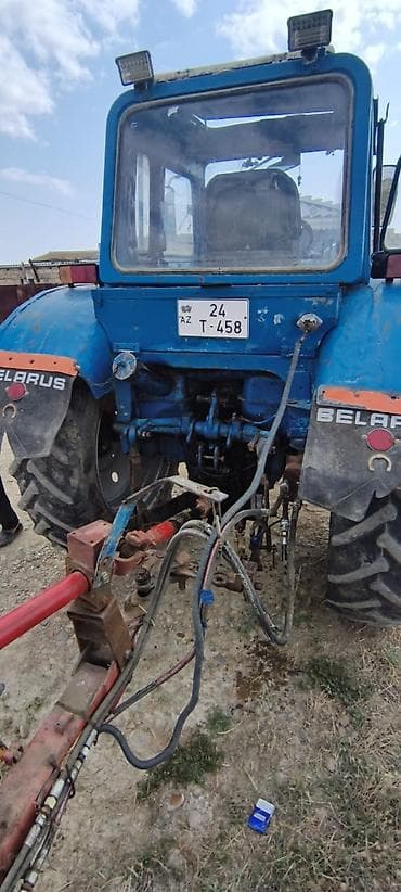 belarus traktor: Mavi traktor + pres yığan qoşqu - Güclü təkərli traktor, kabinli, ön — 8