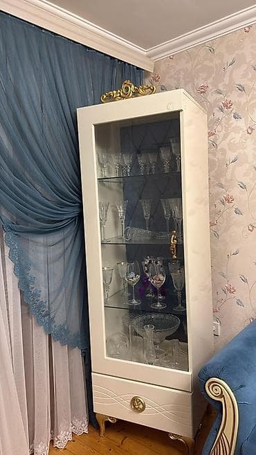 Şüşəli dolab vitrini