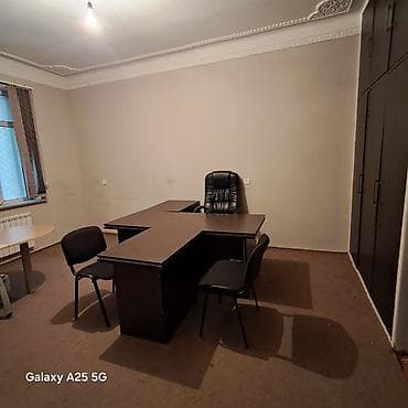 Ofis dəst mebeli: Ofis mebel dəsti - Qaranlıq taxta rəngində L- və T-formalı böyük iş — 2