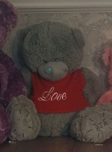 teddi ayı metni: Boz rəngli, yumşaq oyuncaq ayı. Üzərində ağ hərflərlə "Love" sözü — 1