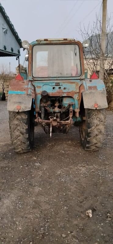 t 25 traktor: Traktor MTZ (Belarus) tipli, kabinəli, arxa iri protektor təkərlərlə — 3