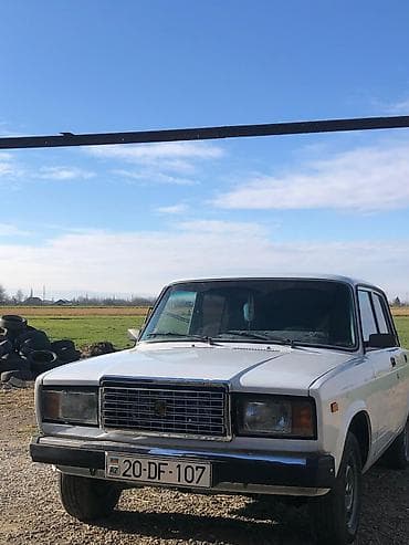 VAZ 2107, ağ rəng, sedan kuzov. Texniki xüsusiyyətlər və təchizat: -