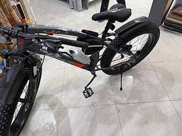 motorlu velik: Fatbike tipli dağ velosipedi - Brend/model üzərində yazı: VELOSTRIM — 3