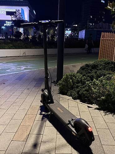 Sürət max: 40km/saat Məsafə dolu şarj ilə :~ 95km Yük götürmə max: 140 — 2
