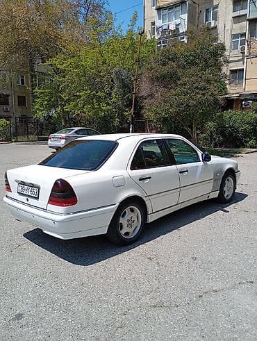Nəqliyyat: Mercedes-Benz C-Class sedan (W202), ağ rəng. - Kuzov: 4 qapılı sedan — 6