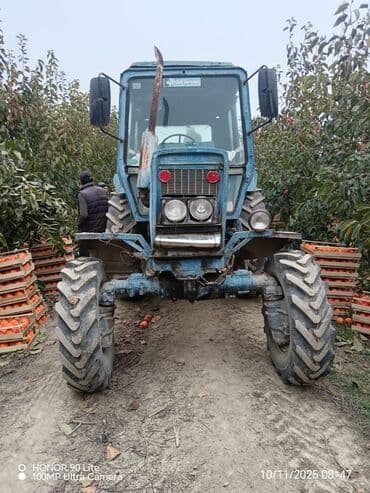 ot biçən traktor: Mavi rəngli təkərli kənd təsərrüfatı traktoru - Universal kabinəli — 9