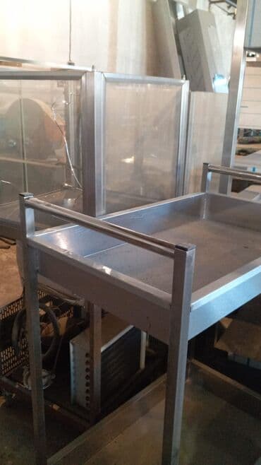 Paslanmayan metaldan hazırlanmış bu sərfəli və çoxfunksiyalı vitrin