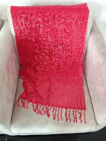 Baş geyimləri: Qırmızı bəzəkli şal - Rəng: parlaq qırmızı - Material: yüngül, nazik — 1