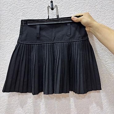 Qara rəngdə olan büzməli ətək. Yüksək belli və qısa dizaynı ilə həm