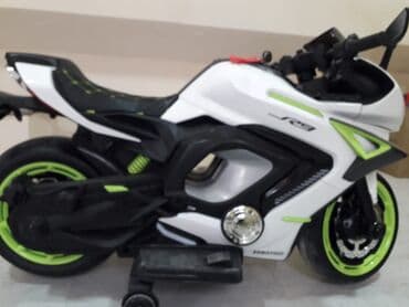 Elektrik motosiklet – sport üslubunda, ağ-yaşıl rəng sxemi ilə — 7