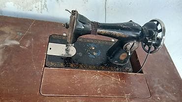 antik pullar: Ayaq pedallı tikiş maşını və taxta stol - Klassik mexaniki (ayaqla — 4