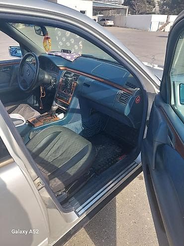 mitsubishi lancer evolution: Mercedes-Benz E‑Class W210 sedan - Kuzov: sedan, gümüşü rəng - — 4