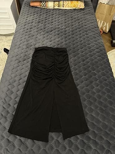 İki ədəd yubka dəsti 1) Qara midi yubka - Model: qarın hissəsində