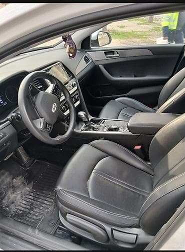 18 lik diski: Hyundai Sonata sedan – ağ rəng, zərif və dinamik dizayn — 5