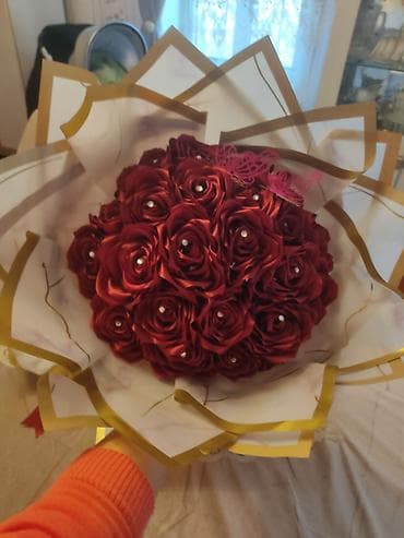 Zərif qırmızı süni qızılgüllərdən hazırlanmış buket. Hər bir gülün