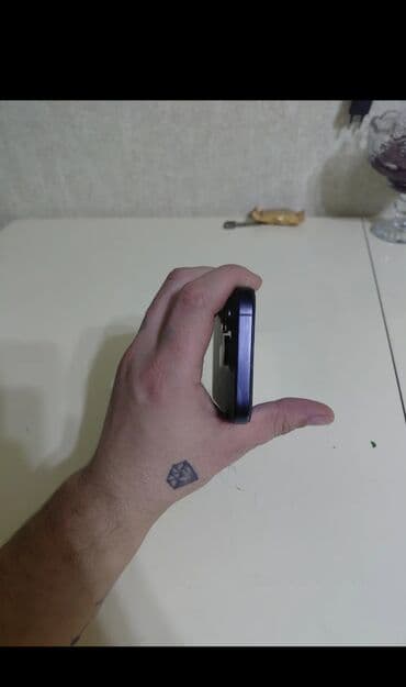 Poco: IPhone 15 Pro Max, Deep Purple, Face ID — 4