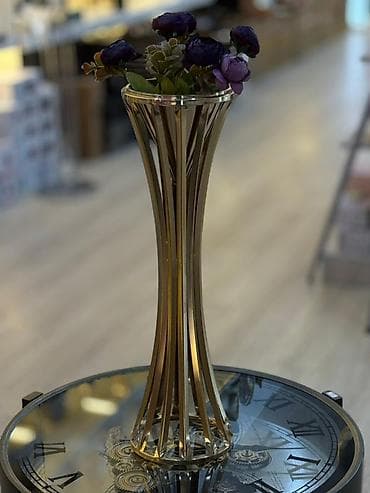 Vazalar: Bir vaza, Metal — 3