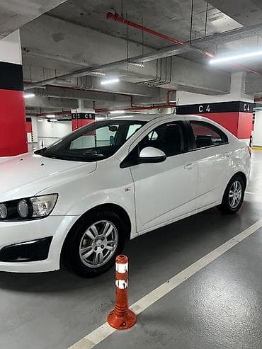 07 masin sekilleri: Chevrolet Aveo sedan – ağ rəng, 4 qapı, kompakt və qənaətcil şəhər — 2