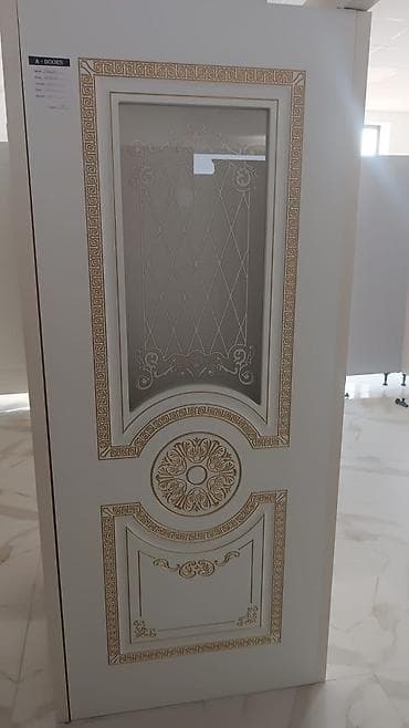 yeni il qapi bezekleri: Klassik dizaynlı daxili qapılar – dekorativ oyma və şüşə insertli — 3