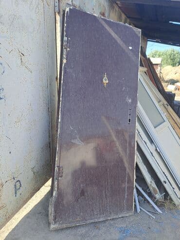 dəmir seyf qapı: Tək metal qapı. Bu qapı müxtəlif binaların, anbarların və ya digər — 3