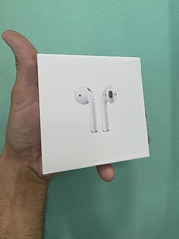 Simsiz Bluetooth qulaqlıq, ağ rəngdə. Qutu üzərində klassik qulaqlıq