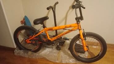 Maskalar, eynəklər: Bu, rəngli portağal rəngli "Avenger" markalı BMX velosipedidir. Qara — 1