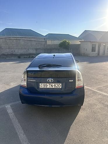 avtomobil gence: Toyota Prius Hybrid – mavi rəngli, 5 qapılı liftbek. Texnologiya və — 6