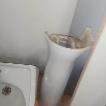 Satılır: Keramik ayaqlı əl-üz yuma lavabosu komplekti - Material