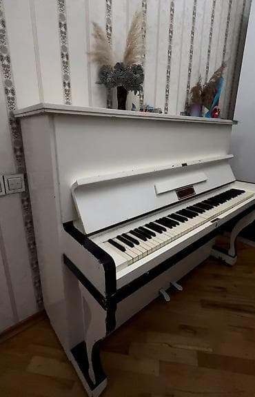 real gitara: Upright (dik) pianino – klassik ağ rəngdə, qara detallarla. - Tam — 1