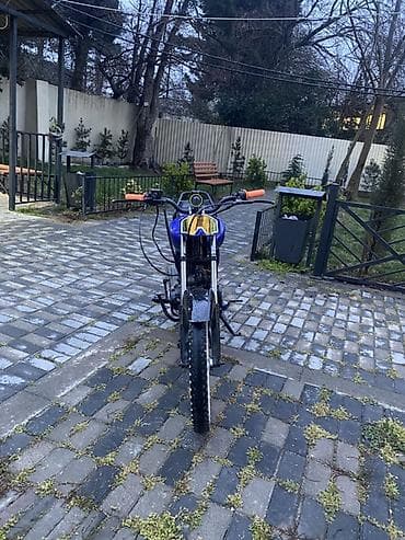 suktur: Moped/motosiklet – mavi rəngdə, yüngül çərçivə və dar oturacaqla şəhər — 2