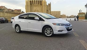 Honda Insight – ağ rəng, hibrid hetçbek. Xüsusiyyətlər: - Yanacaq — 4