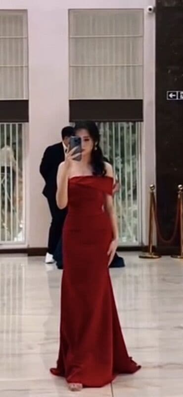 Qırmızı axşam/gecə geyimi - Model: çiyin açıq, asimmetrik ətək üstü