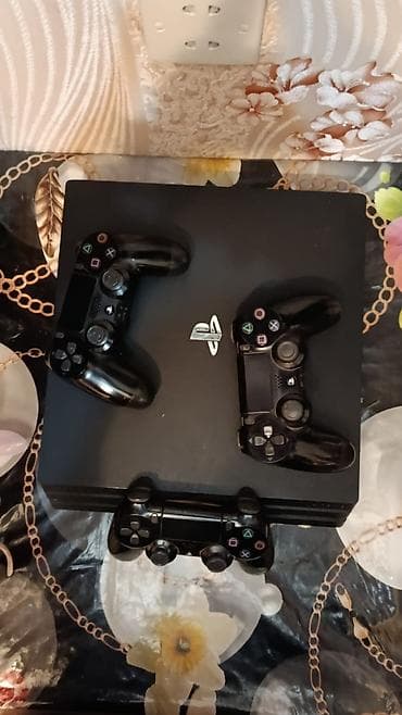 PlayStation 4 Pro oyun konsolu dəsti Qeyd: Şəkillərdə görünən konsol