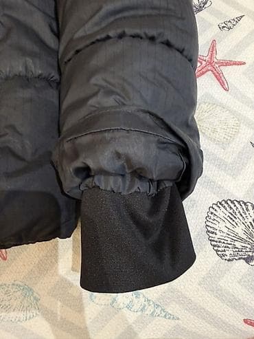 Üst geyimləri: Levi’s qara rəngli qışlıq puffer gödəkçə - Model: kapüşonlu, ön — 4