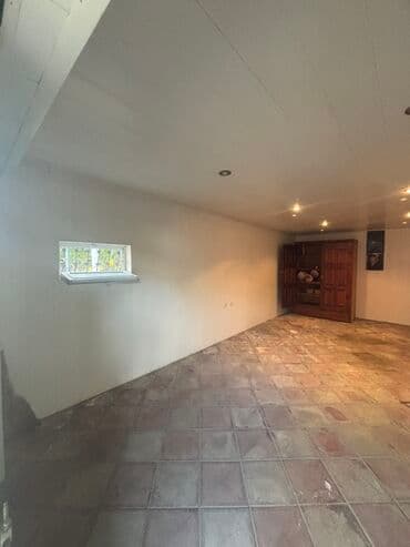 1 otaqlı kohnə tikili: Qaraj/Anbar sahəsi kirayə verilir - Metal iki qanadlı yaşıl qapı və — 2