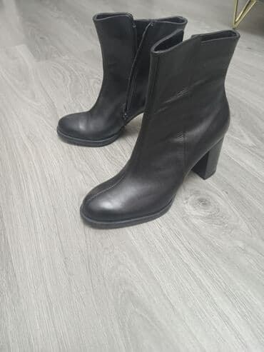 Qadın üçün qara dəri botlar - Material: hamar qara dəri, iç hissə