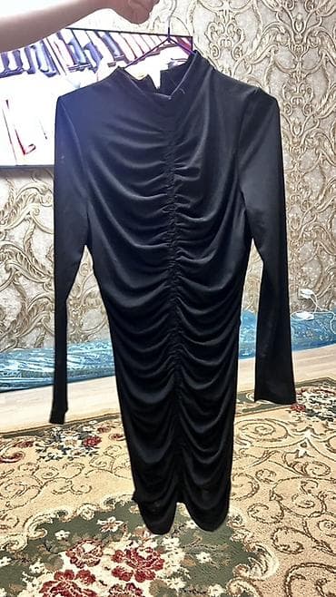 dress: Qara rəngli, uzunqol, dizə yaxın uzunluqda ziyafət donu. Parıltılı — 1