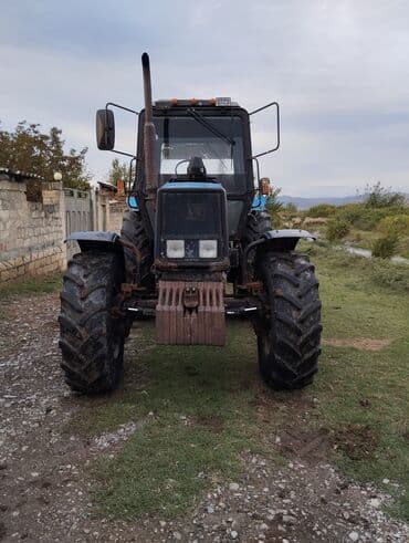 traktor altlıqlı qara qadın bosonojkaları: Mavi rəngli Belarus 1221 traktoru kənd təsərrüfatı işləri üçün — 4