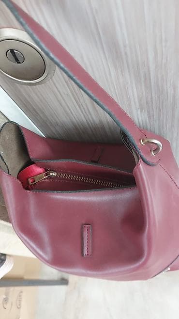 Bordo rəngli çiyin çantası - Material: yumşaq süni dəri - Rəng: tünd