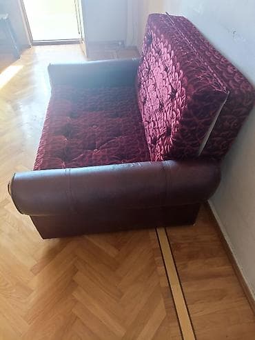 islenmis divan: 2 nəfərlik divan- çarpayı. Altında əşya yığmaq üçün bazası da var — 2