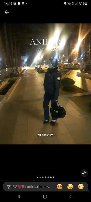 dəst paltar: Qadın geyimləri dəsti – t‑şört və cins şalvar • T‑şört: Açıq — 4