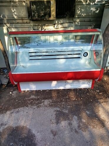 Şüşəli ön hissəyə malik, qırmızı və ağ rəngli ticarət soyuducu vitrin