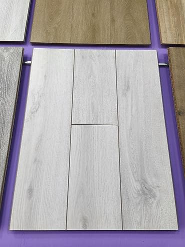 Ağ-açıq palıd teksturalı laminat döşəmə panelləri - Rəng/naxış: açıq — 1