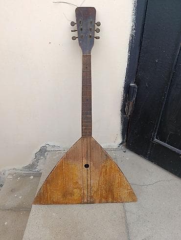 balalayka: Köhnə taxta korpuslu balalayka (rus xalq musiqi aləti) Xüsusiyyətlər — 1
